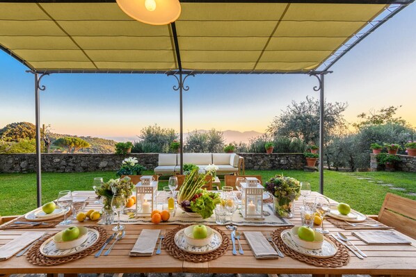 Outdoor dining