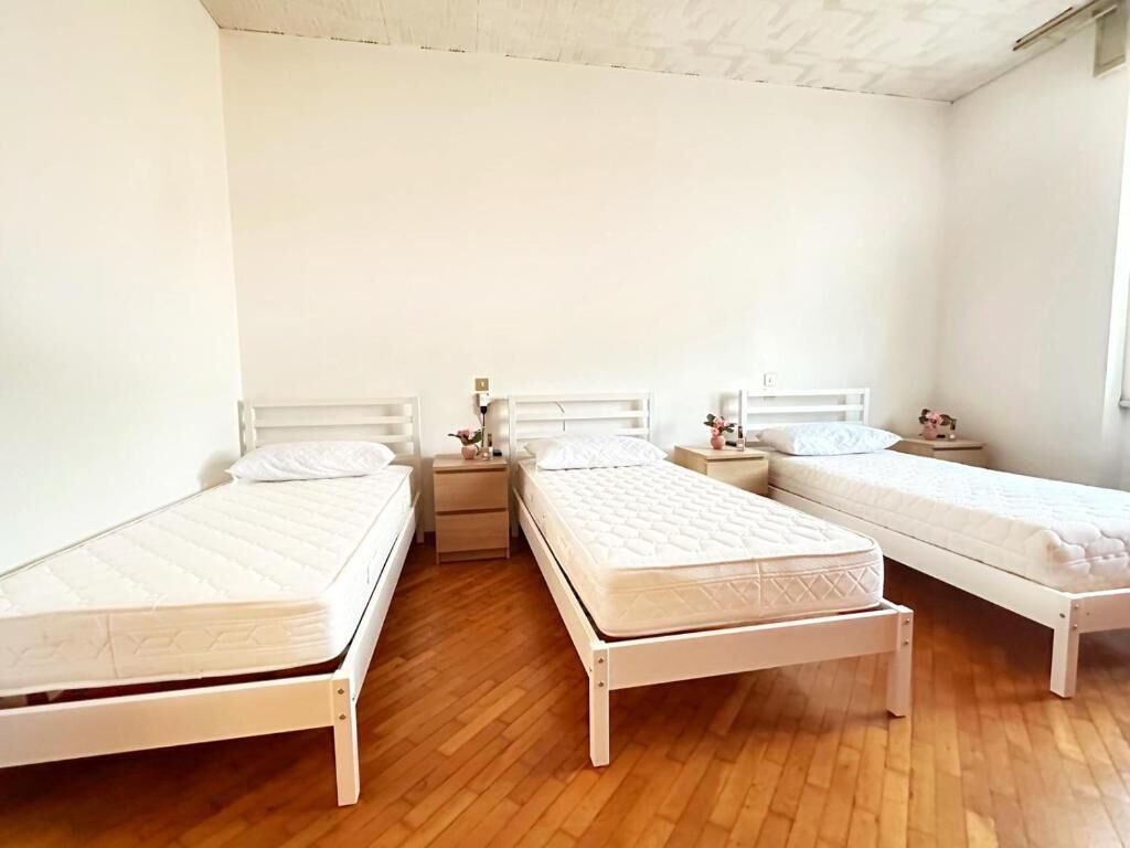 3 habitaciones, tabla de planchar con plancha, wifi y ropa de cama 