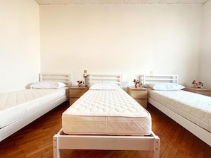 3 bedrooms, iron/ironing board, WiFi, bed sheets