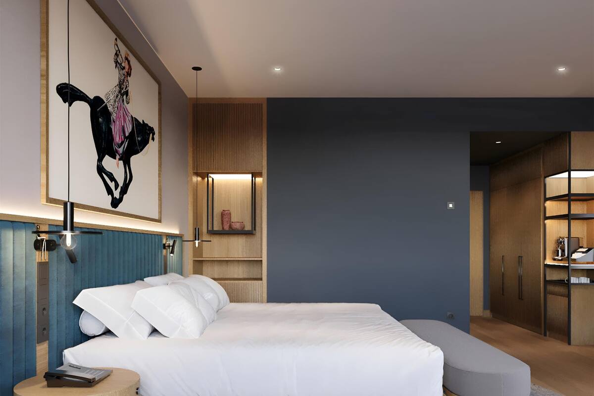 Et moderne hotelværelse med en stor seng, et natbord, en bænk, et billedværk på væggen og en indbygget hylde med et spejl.