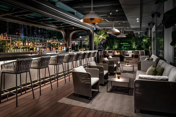 3 barer/lounger, bar på takterrassen och lobbylounge