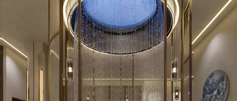 Piscine couverte, accès possible de 07 h 00 à minuit, chaises longues