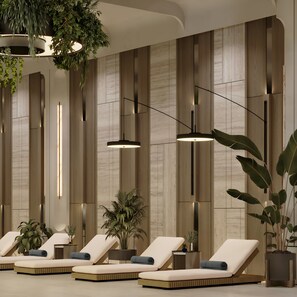 Piscine couverte, accès possible de 07 h 00 à minuit, chaises longues 