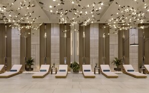 Een binnenzwembad, open van 07.00 uur tot middernacht, en ligstoelen