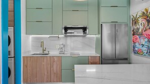 Geladeira, micro-ondas, cooktop, cafeteira/chaleira