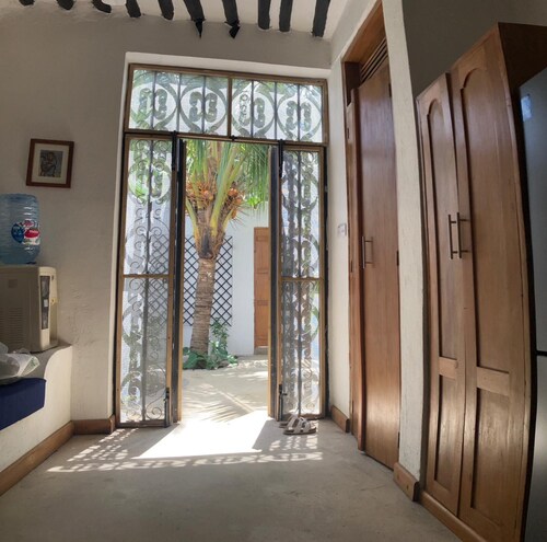 Dhow House: Swahili-Inspired Holiday House w/Rooftop & Garden Views