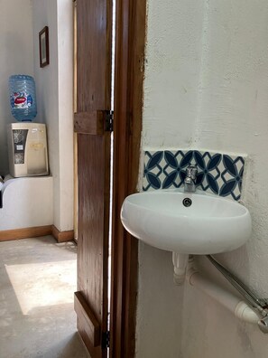 Ducha, toallas, jabón y papel higiénico