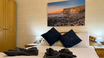 Apartment | Blackout drapes, iron/ironing board, free WiFi