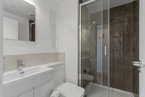 Dusche, Haartrockner, Handtücher
