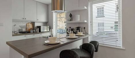 ثلاجة، ميكروويف، فرن، موقد طهي مسطح