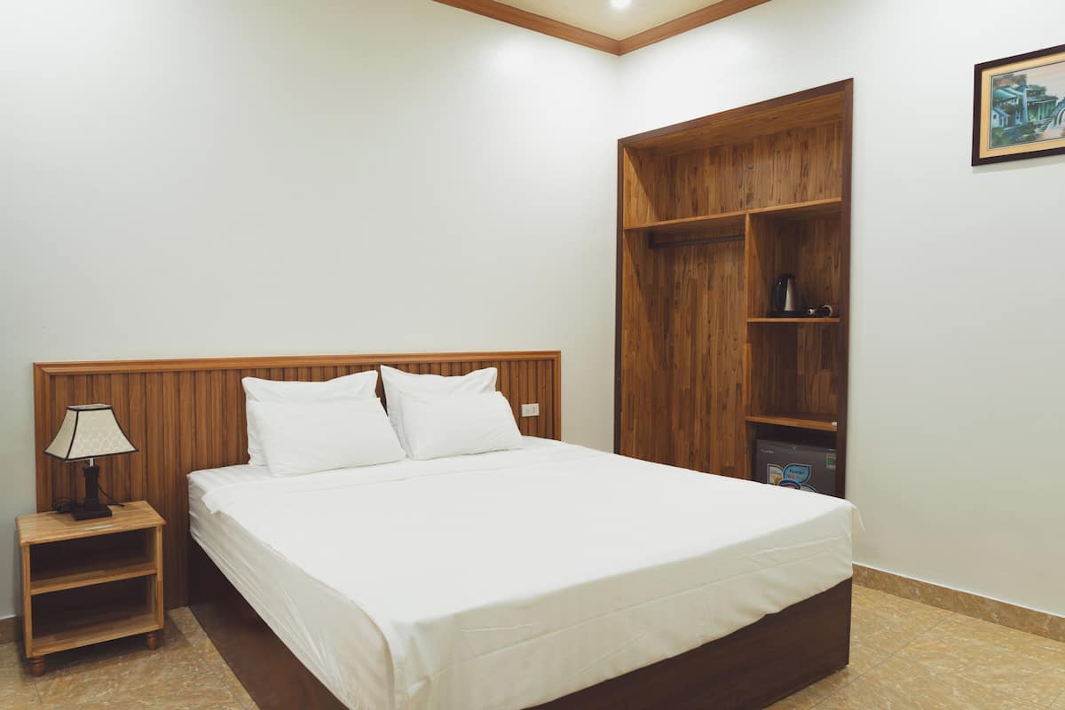 Habitación básica doble, 1 cama King size, balcón, vista a la alberca | Ropa de cama de alta calidad, edredón y camas con efecto memoria