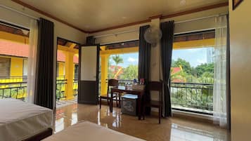 Habitación cuádruple ejecutiva, para no fumadores, vista a la alberca | Ropa de cama de alta calidad, edredón y camas con efecto memoria