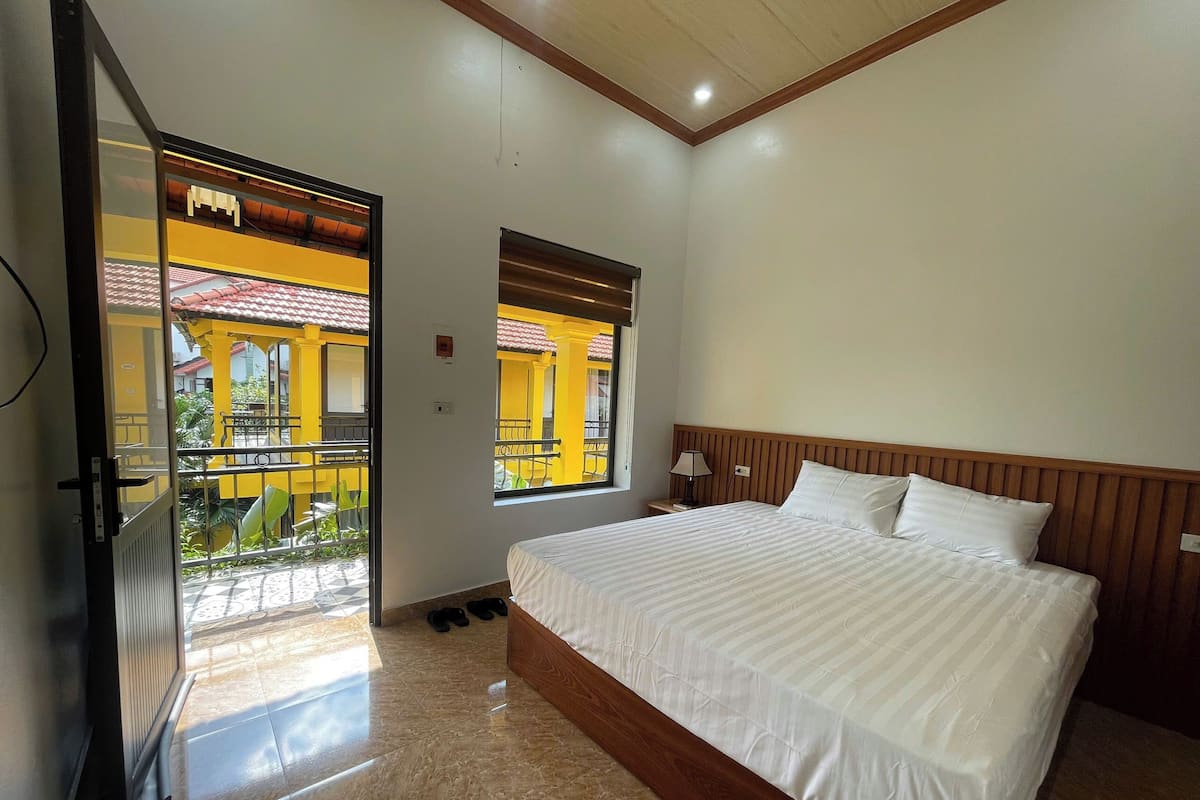 Eenvoudige tweepersoonskamer, 1 kingsize bed, balkon, uitzicht op zwembad | Terras