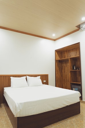 Deluxe Double Room, 1 King Bed, Non Smoking, Pool View | Premium bedding, down comforters, memory foam beds, minibar