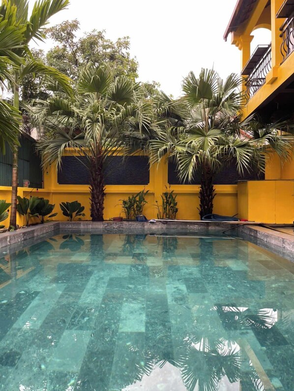 Outdoor pool, pool umbrellas, sun loungers