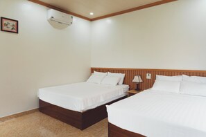 ห้องแฟมิลี่สำหรับสี่ท่าน, เตียงควีนไซส์ 2 เตียง, ปลอดบุหรี่, วิวสระว่ายน้ำ | เครื่องนอนระดับพรีเมียม, ผ้านวมขนเป็ด, เตียงเมมโมรีโฟม, มินิบาร์