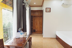 Familien-Vierbettzimmer, 2Â Queen-Betten, Nichtraucher, Poolblick | Hochwertige Bettwaren, Daunenbettdecken