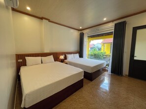 Firemannsrom – familie, 2 queensize-senger, ikke-røyk, bassengutsikt | Sengetøy av topp kvalitet, dundyner, memory foam-senger og minibar