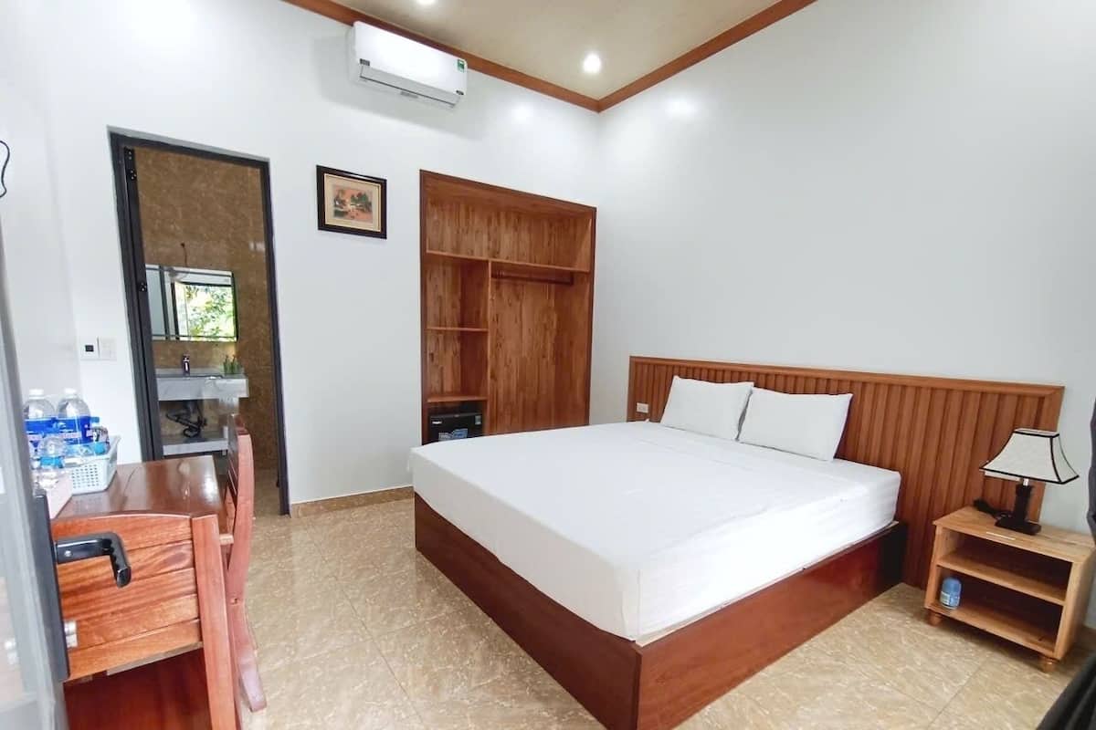 Deluxe tweepersoonskamer, 1 kingsize bed, niet-roken, uitzicht op zwembad | Luxe beddengoed, donzen dekbedden, bedden met traagschuimmatras
