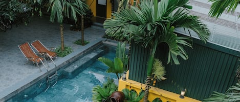 Piscine extérieure, parasols, chaises longues