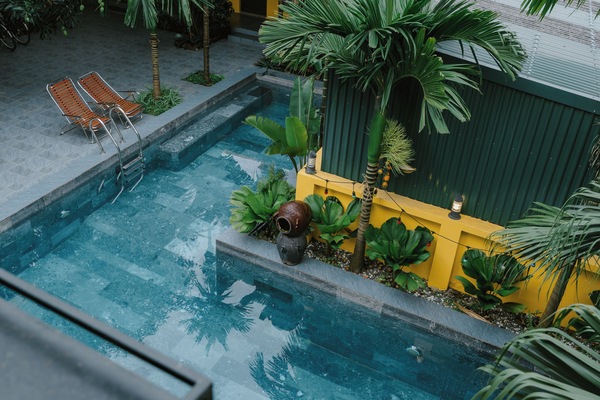 Outdoor pool, pool umbrellas, sun loungers