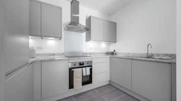 Fridge, oven, stovetop, dishwasher