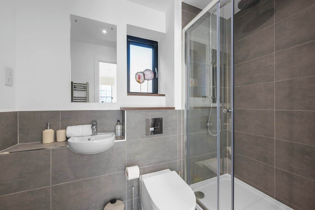 Shower, hair dryer, towels, shampoo
