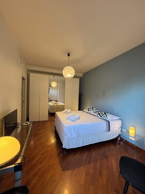 3 bedrooms, desk, iron/ironing board, free WiFi