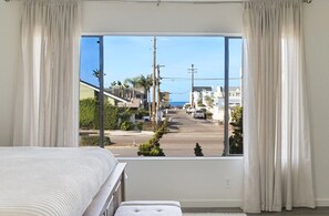 3 bedrooms, iron/ironing board, free WiFi, bed sheets - Driftwood By The Sea - 2 minute walk to the beach! (Del Mar)