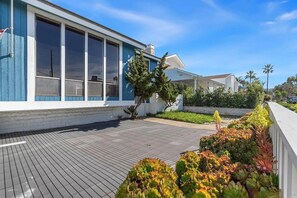 Property grounds - Driftwood By The Sea - 2 minute walk to the beach! (Del Mar)