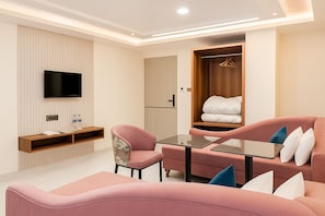 Family Duplex | Premium bedding, iron/ironing board, free WiFi, bed sheets