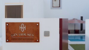 Indicador de Gin Houses amb una piscina al fons.