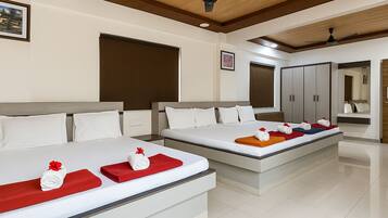 Quarto quádruplo família, vista para a piscina | Roupas de cama de algodão egípcio, roupas de cama premium