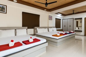 Habitación cuádruple familiar, vista a la alberca | Sábanas de algodón egipcio y ropa de cama de alta calidad 