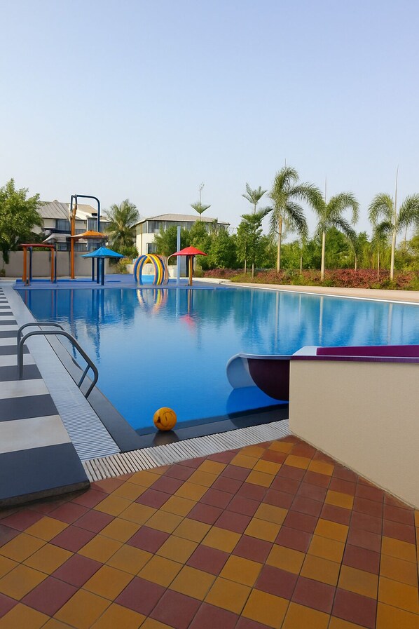 2 piscines extérieures, chaises longues