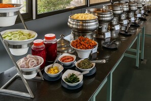 Desayuno buffet diario (INR 500 por persona)