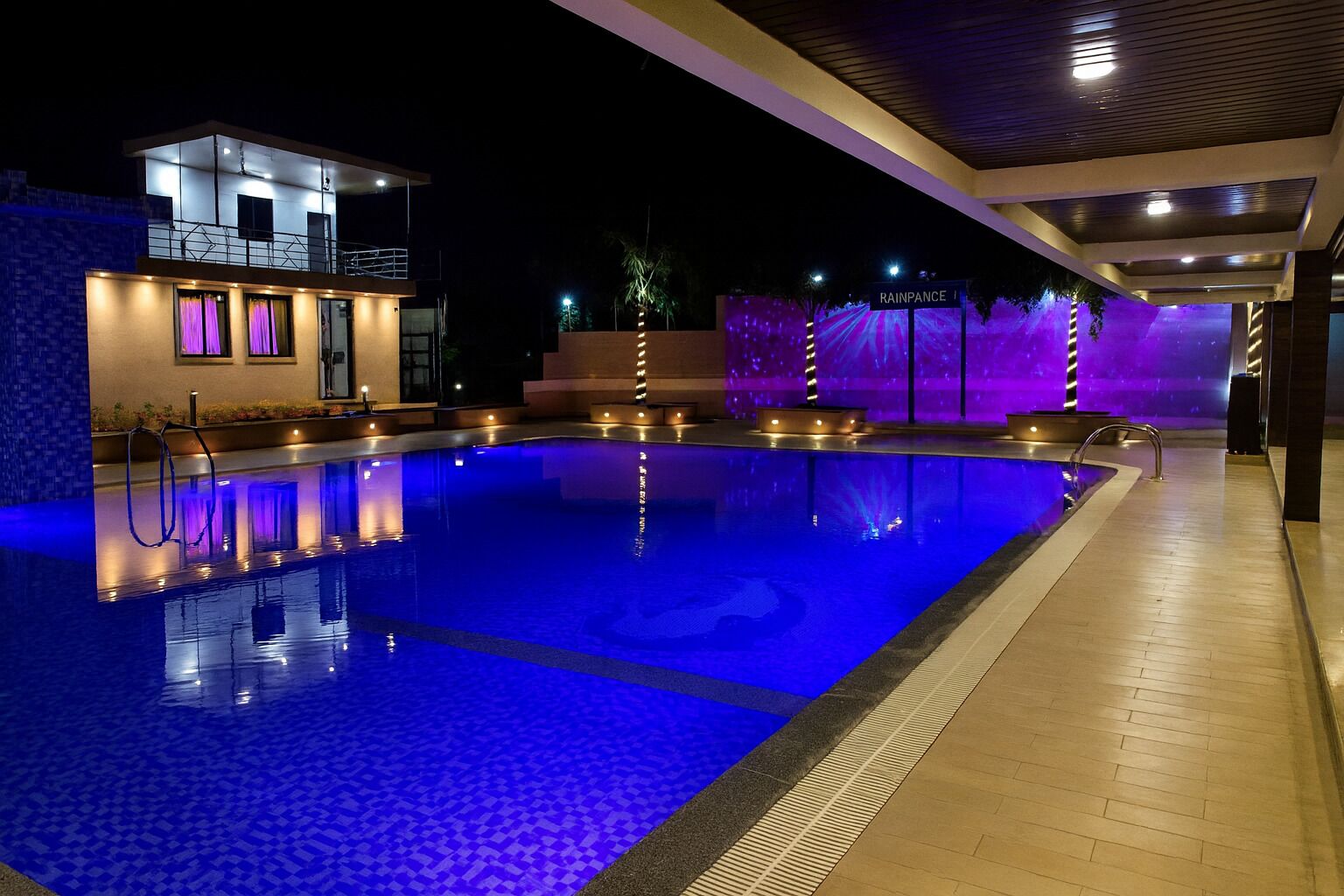 2 outdoor pools, pool loungers