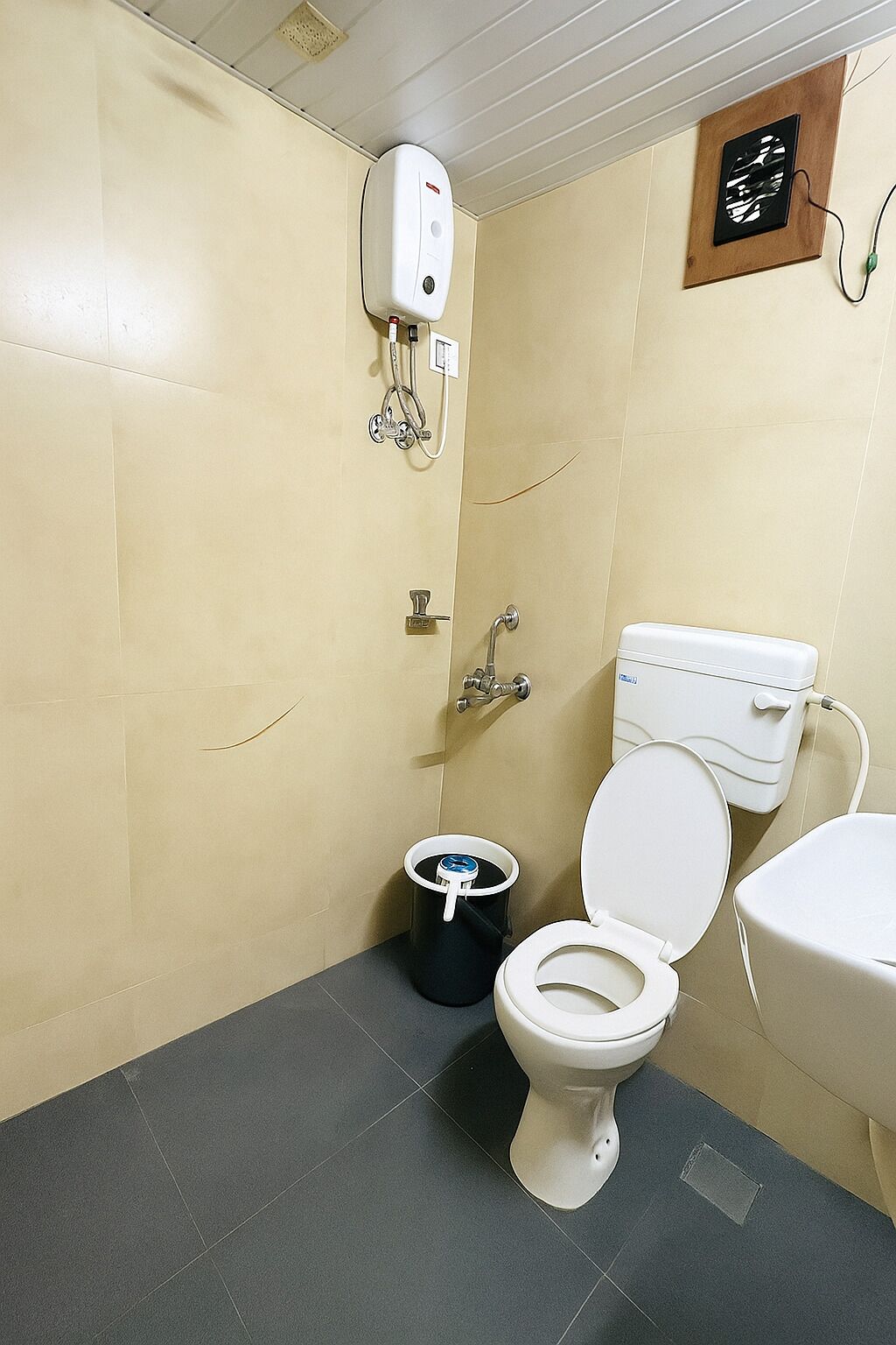 Ein Badezimmer mit Toilette, Bidet und Handtrockner.