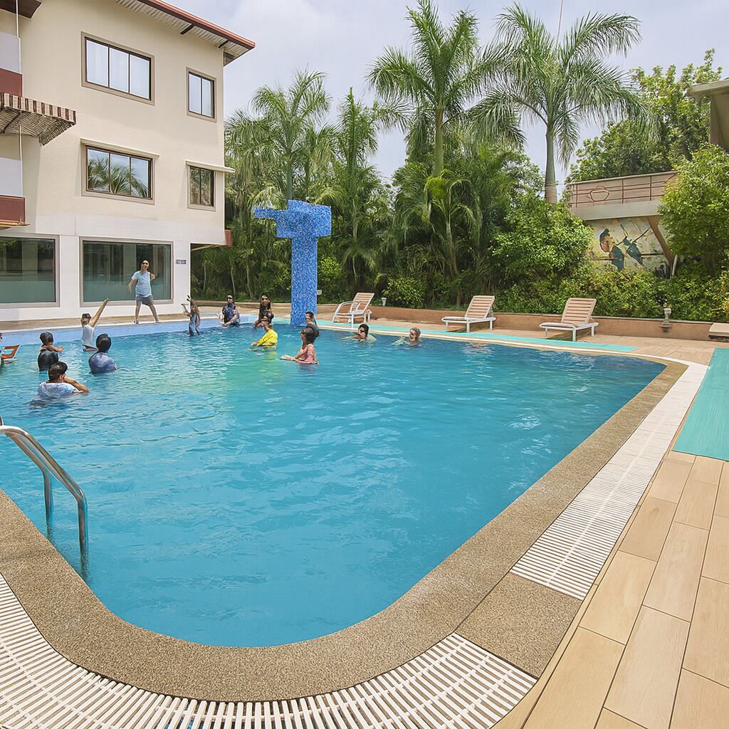 2 개의 야외 수영장, 일광욕 의자