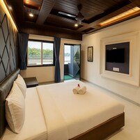 Deluxe Room, 1 King Bed, Private Bathroom, Lakeside | Egyptian cotton sheets, premium bedding, individually furnished