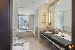 Luxury Studio, Balcony | Bathroom - Emaar Residences with Direct Access to Marina Mall (Dubai)