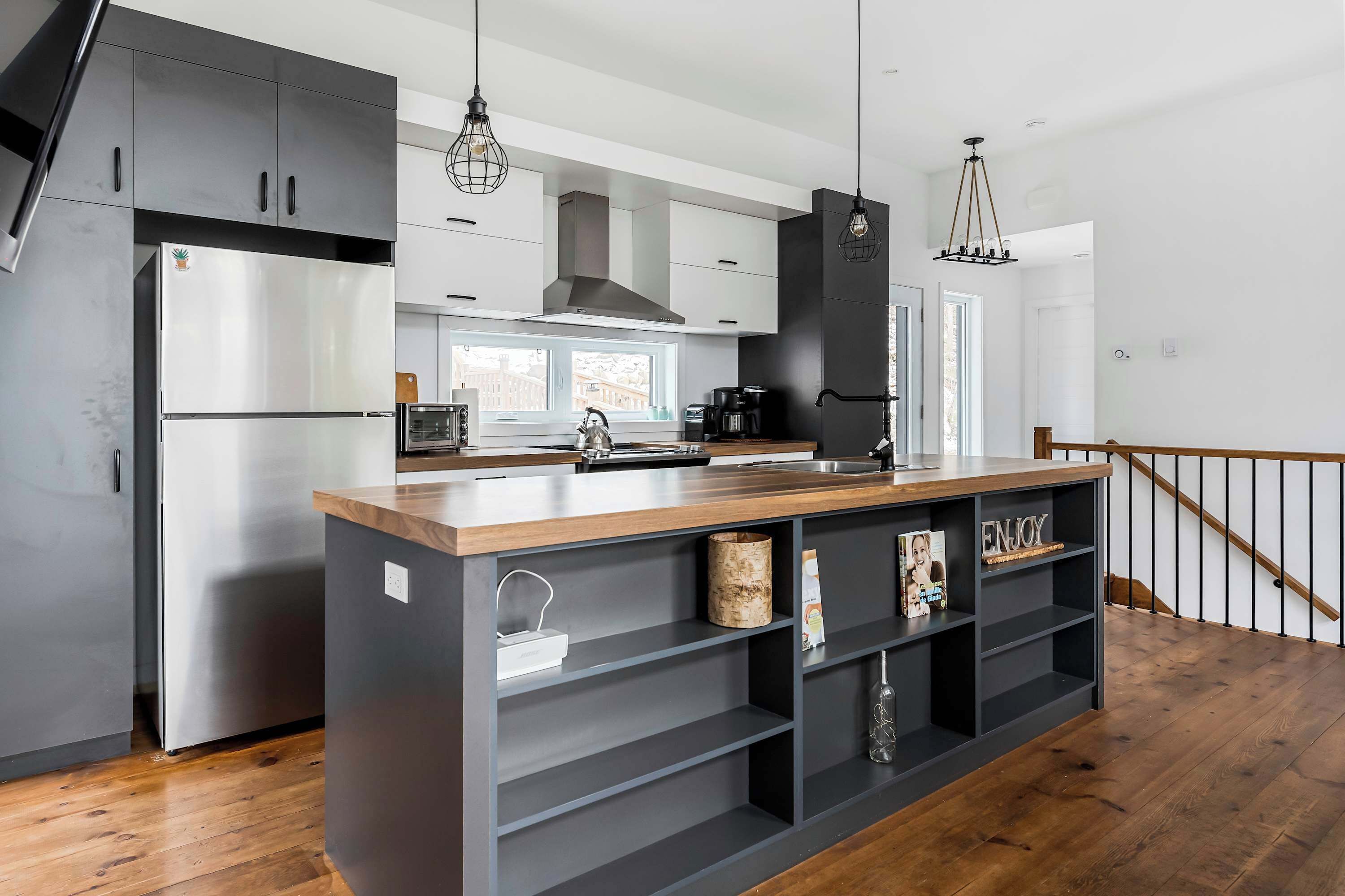 Kjøleskap, mikrobølgeovn, kokeplater og oppvaskmaskin