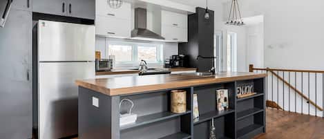 Een koelkast, een microgolfoven, een kookplaat, een vaatwasser