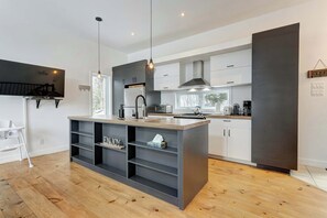 Réfrigérateur, micro-ondes, plaque de cuisson, lave-vaisselle