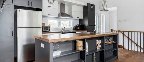 Fridge, microwave, stovetop, dishwasher