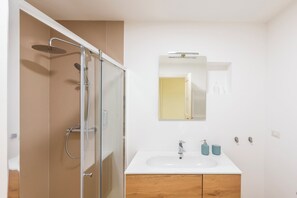 Estudio clásico | Baño | Regadera, secadora de cabello, toallas, jabón 