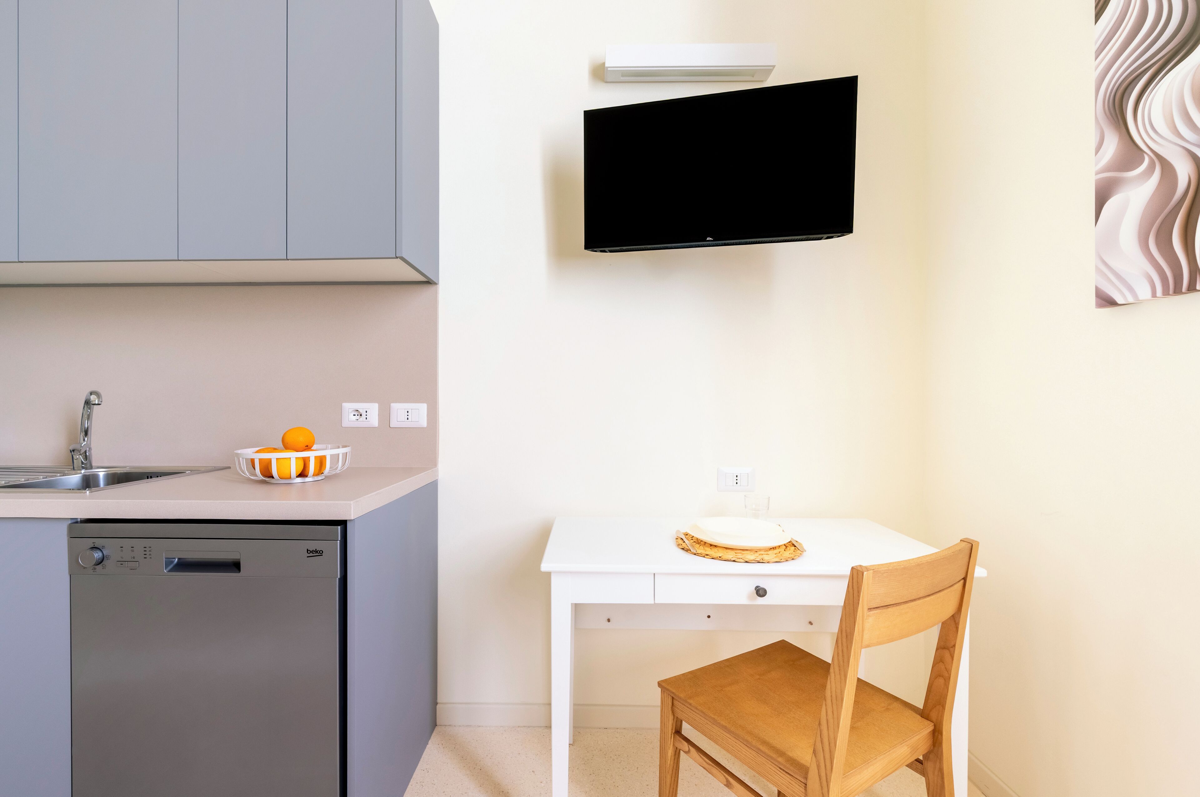 Studio phong cách cổ điển | Bếp riêng | Tủ lạnh, lò nướng, bếp nấu, máy rửa bát 