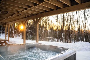 Outdoor spa tub - Spa and Billard | Chalet Le Silverson (Brownsburg)