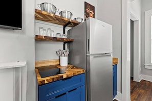 Fridge, microwave, stovetop, coffee/tea maker - 113 Mero Street. (Frankfort)