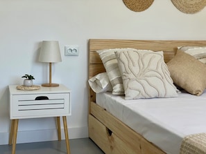 5 bedrooms, iron/ironing board, internet, bed sheets